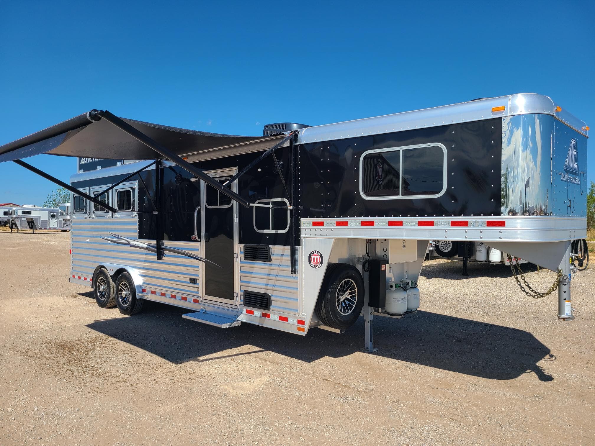 2023 Elite Trailers Mustang 3 Horse 9' SW with ONAN GENERATOR