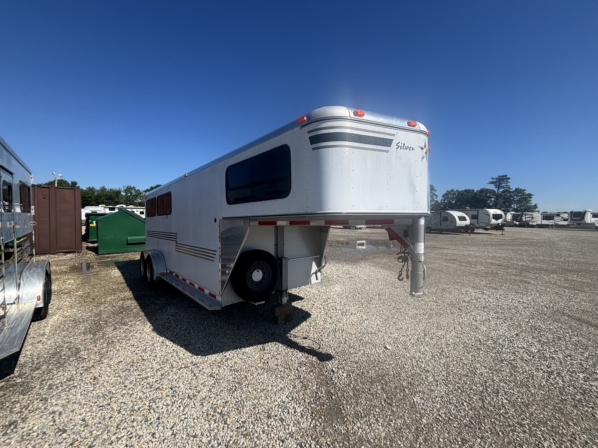 2004 Silver Star 3-Horse Slant Load Gooseneck