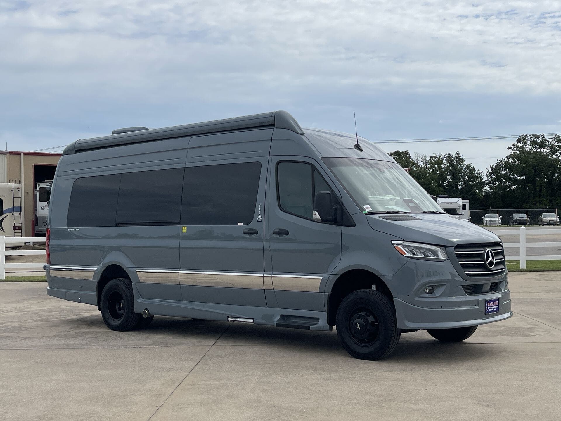 2027 Grech RV Strada-ion Lounge AWD Blue Grey